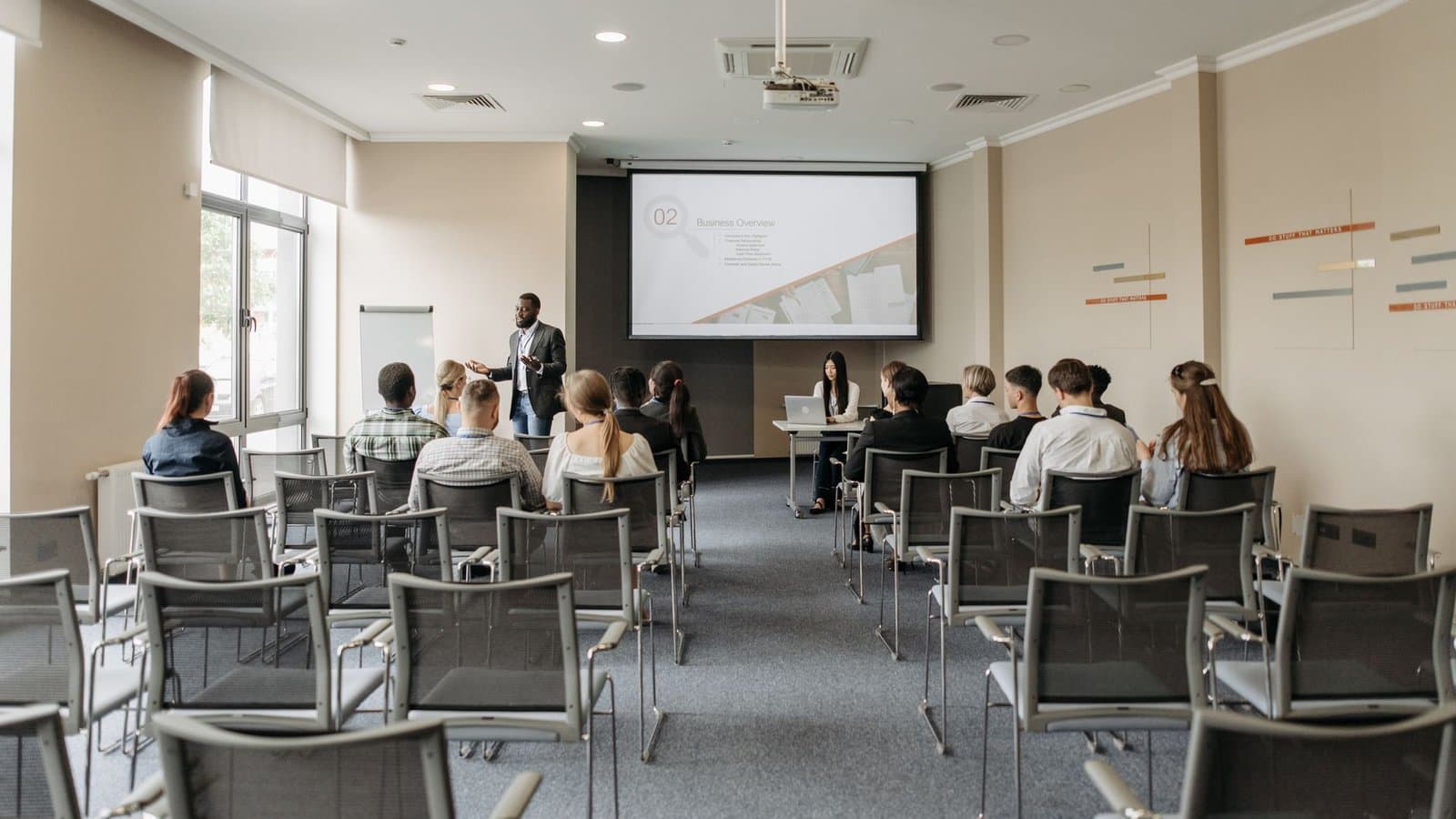 Session de formation en salle avec vidéoprojecteur, formation à la réponse aux appels d'offres BTP