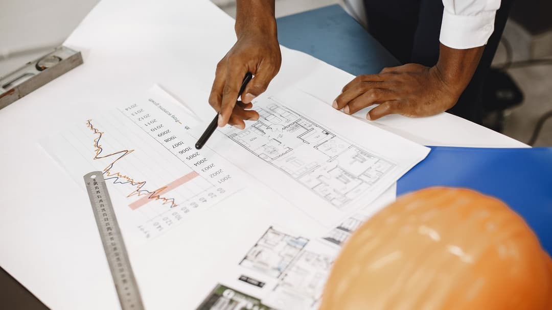 Analyse de plans et de données chiffrées sur un bureau, préparation d'un mémoire technique d'appel d'offres BTP